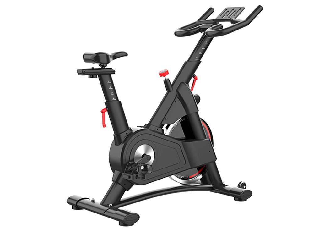 屋内の静止運動スピニングバイク