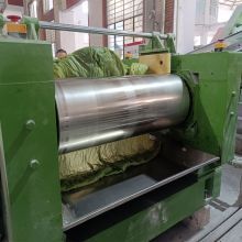 プロセスの生産では、原材料は、練り、可塑化、泡立ち、その他の処理技術を通じてヨガマットになります。