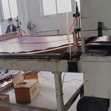 切断プロセス、カスタムサイズに応じてダイをカスタマイズし、製品の一貫性を効果的に保証する自動切断機でヨガマットをカットします。