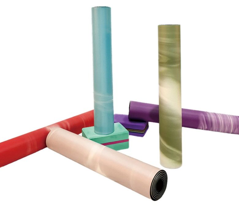 対照的な色のゴムヨガマット