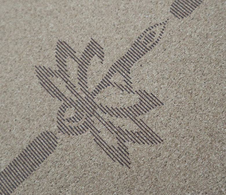 スタジオグレードのコルクゴムヨガマットとアライメントライン