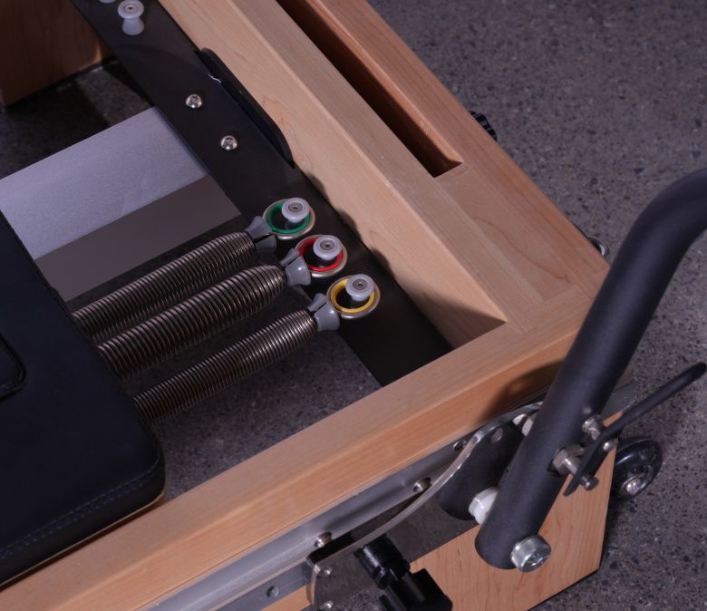 メープルフルトラックスプリットピラティスリフォーマーとタワー