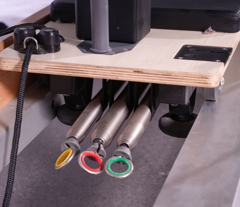 メープルフルトラックスプリットピラティスリフォーマーとタワー