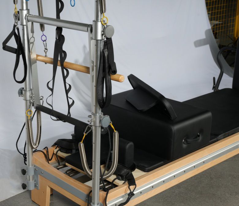 メープルフルトラックスプリットピラティスリフォーマーとタワー