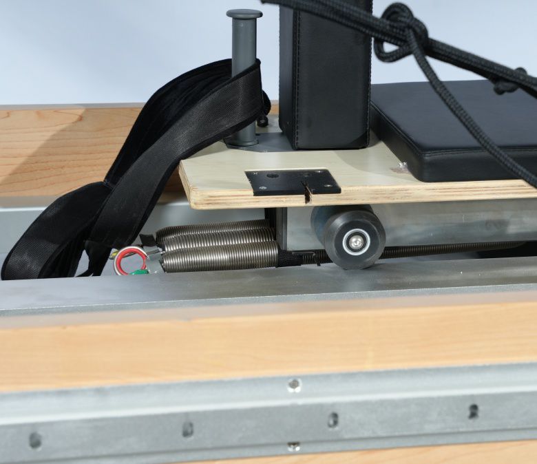 メープルフルトラックスプリットピラティスリフォーマーとタワー