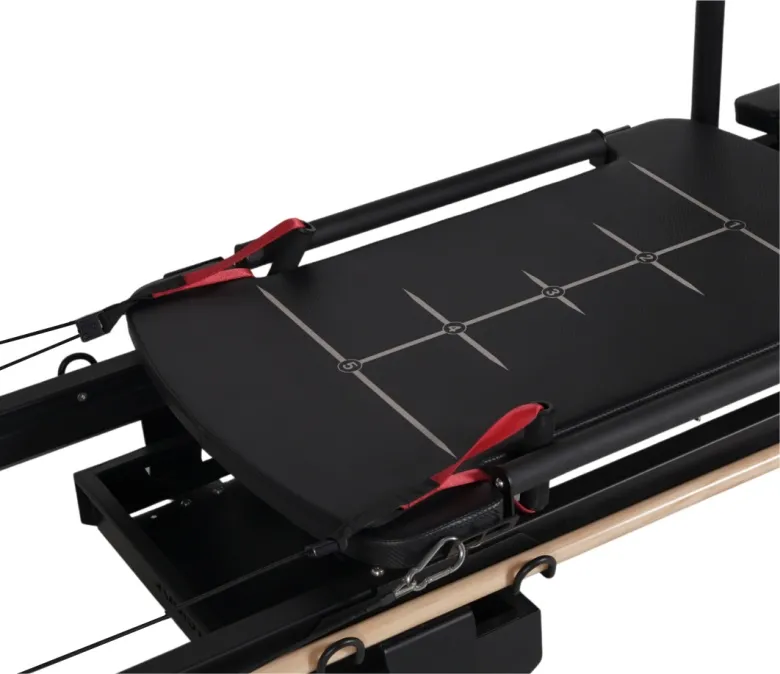 回転ハンドルを備えたピラティス改革機